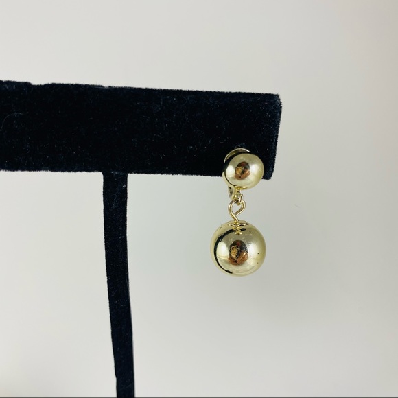 Beautiful vintage 60’s petite golf-tone ball drop screw back earrings - Picture 2 of 4